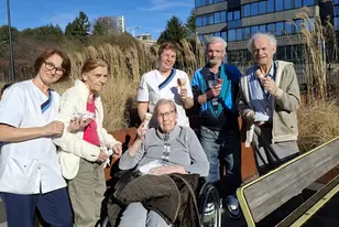 Résidents et membres du personnel lors d'une promenade gourmande à la résidence Senior Westland