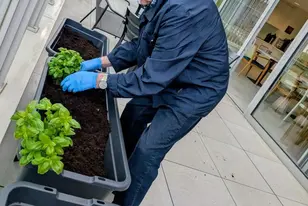 Résident en activité jardinage à la résidence Pitthem