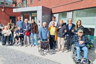 Résidents et membres du personnel lors d'une sortie à la résidence Clos sur la Fontaine