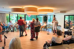 Activité danse à la résidence Closière Cornet