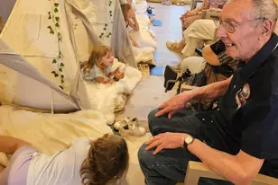 Résident et enfants lors d'une activité intergénérationnelle à la résidence Jean de Nivelles