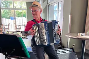 Accordéoniste lors d'une activité à la résidence Lucie Lambert