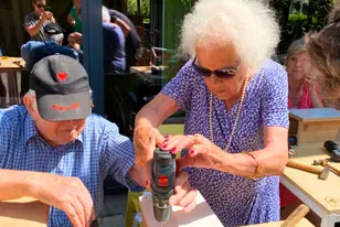 Résidents en train de bricoler à la résidence Rubens