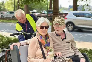 Résidents profitant d'une promenade à vélo à la résidence Souverain