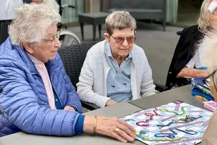 Résidentes jouant à un jeu de société à la résidence Souverain