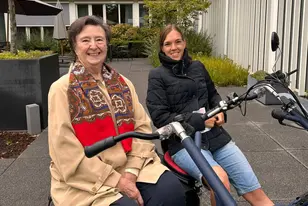 Résidente et membre du personnel lors d'une activité vélo à la résidence Ter Eyke