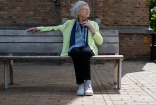 Résidente profitant d'un agréable moment sur un banc