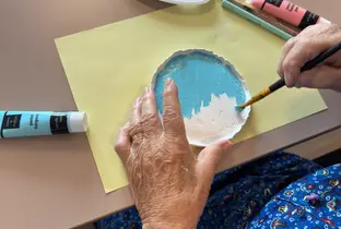 Activité peinture à la résidence Château d'Or