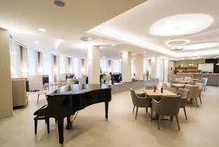 Salon avec piano de la résidence Belle Epoque