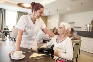 Infirmière accompagnant une résidente lors du repas à la résidence Mercator AW (28-07-26)
