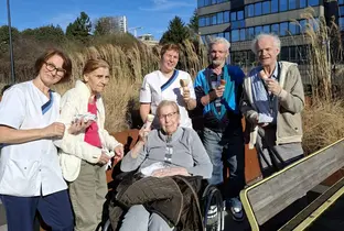 Résidents et membres du personnel lors d'une promenade gourmande à la résidence Senior Westland