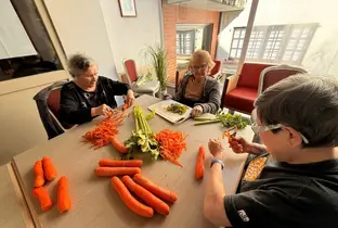 Résidents durant une activité culinaire à la résidence Les Amarantes