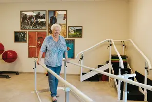 Résidente faisant des exercices dans la salle Kiné de la résidence De Bottelarij