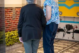 Résidentes attendant l'ascenseur à la résidence Carina dans le cadre du projet Living
