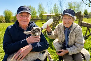 Résidents durant une activité zoothérapie à la résidence Saint-François