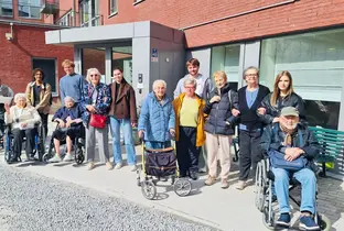 Résidents et membres du personnel lors d'une sortie à la résidence Clos sur la Fontaine
