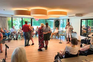 Activité danse à la résidence Closière Cornet
