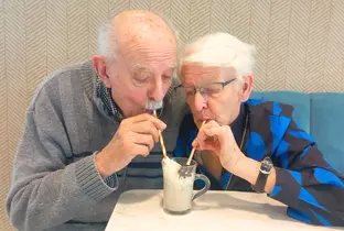 Couple buvant un milkshake à la résidence Pitthem