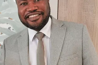 Désiré Mobindi, directeur de la résidence Senior Westland (03-08-26)