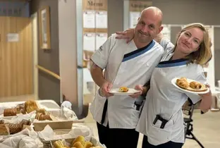 Deux infirmiers posant lors d'un petit déjeuner à la résidence Hardoy
