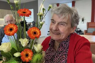 Résidente participant à une activité florale à la résidence Hardoy