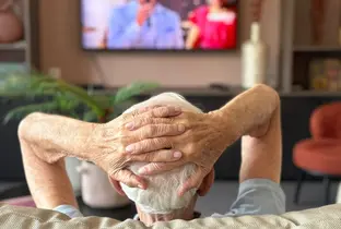 Résident profitant d'un moment télé à la résidence Hardoy
