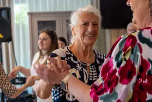 Résidente en train de danser lors d'une activité à la résidence Het Dorp