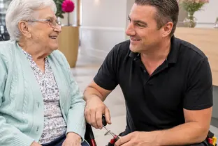 Homme de maintenance (Facility) auprès d'une résidente