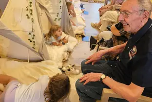 Résident et enfants lors d'une activité intergénérationnelle à la résidence Jean de Nivelles
