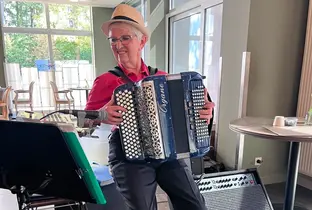 Accordéoniste lors d'une activité à la résidence Lucie Lambert