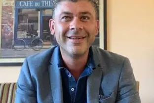 Mehdi, directeur de la résidence Les Jardins de Longchamp & Domaine Churchill