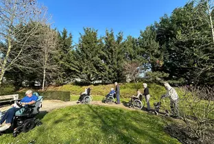 Promenade de résidents à la résidence Panhuys Park