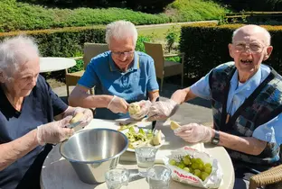 Trois résidents lors d'un atelier cuisine à la résidence Panhuys Park
