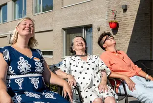 Membres du personnel et habitante profitant du soleil à la résidence Pitthem AW