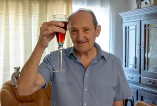 Habitant prenant un apéritif dans son appartement à la résidence Pitthem AW