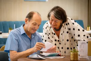 Habitants faisant leur gestion administrative à la résidence Pitthem AW