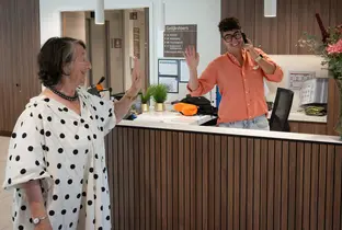 Habitante saluant la Team Leader Administration en sortant de la résidence Pitthem AW