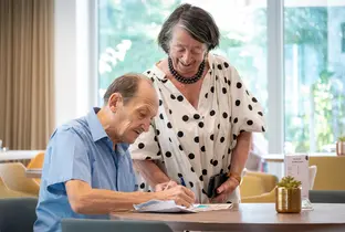 Habitants faisant leur gestion administrative à la résidence Pitthem AW