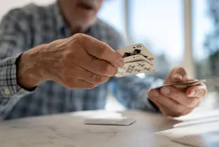 Résident jouant aux cartes dans le cadre du projet Living à la résidence Pitthem
