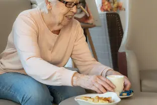 Résidente prenant son café à la résidence Prinsenhof dans le cadre du projet Living