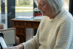 Résidente jouant du piano à la résidence Prinsenhof dans le cadre du projet Living