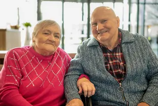 Couple posant à la résidence Prinsenhof dans le cadre du projet Living