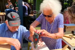 Résidents en train de bricoler à la résidence Rubens