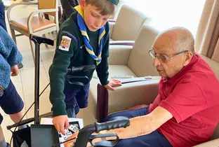 Résident et enfant lors d'une activité intergénérationnelle à la résidence Rubens