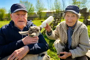 Résidents donnant à boire à une chèvre à la résidence Saint-François