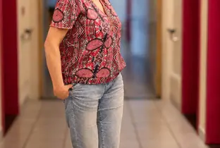 Résidente dansant dans les couloirs à la résidence Saint-François dans le cadre du projet Living
