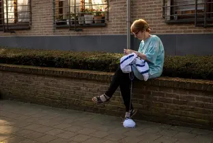Résidente faisant du crochet à la résidence Senior Westland dans le cadre du projet Living