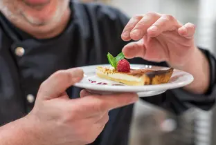 Préparation de dessert à la résidence Sint-Vincentius