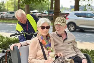 Résidents profitant d'une promenade à vélo à la résidence Souverain