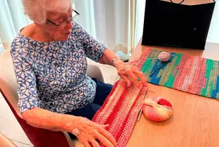 Résidente durant une activité manuelle à la résidence Ten Berch